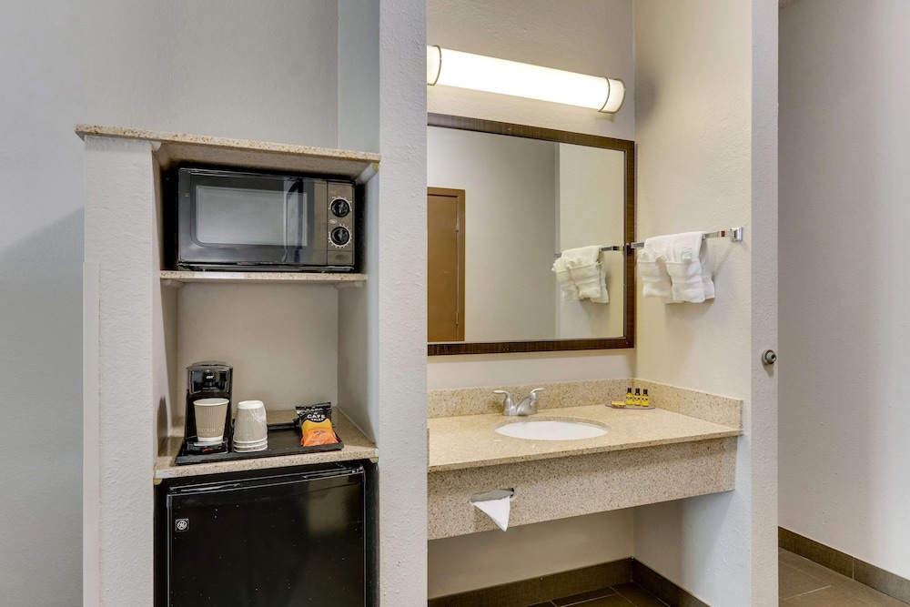 Best Western Plus University Inn and Suites 18/34
