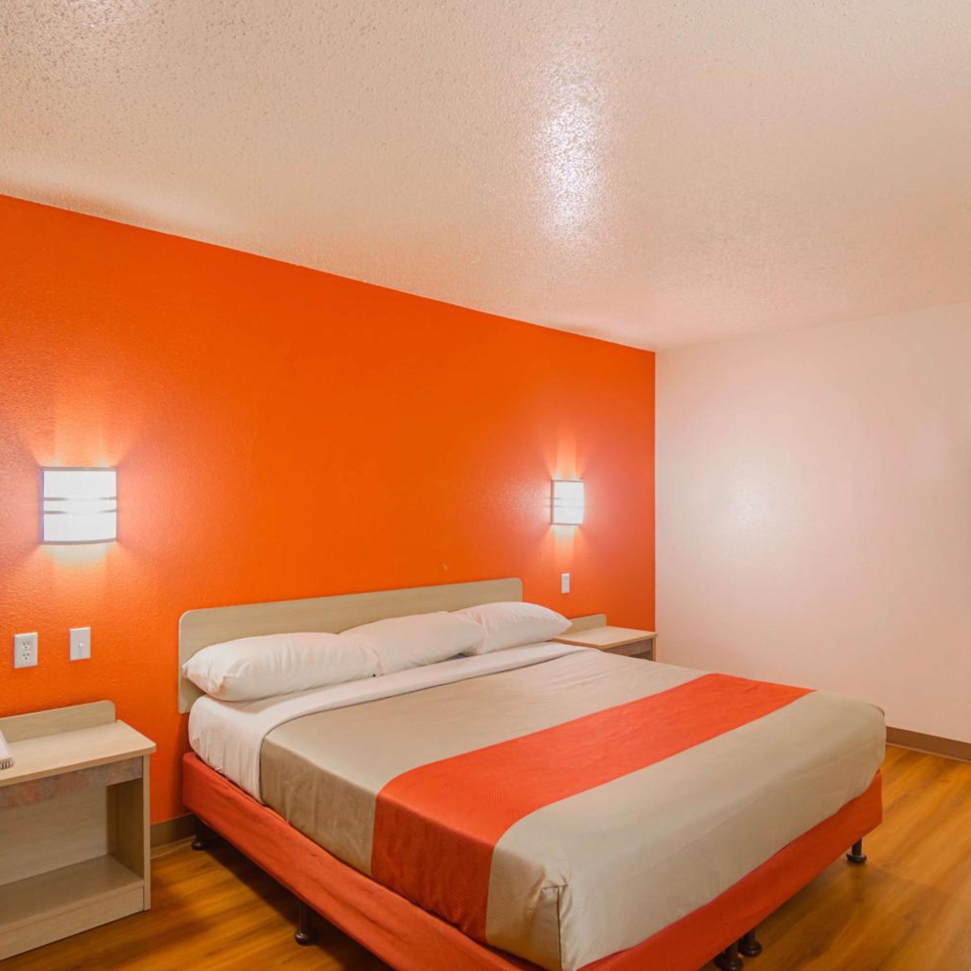 غرفة بسرير كينج لذوي الإعاقة، Motel6 Lawton, OK 6/7