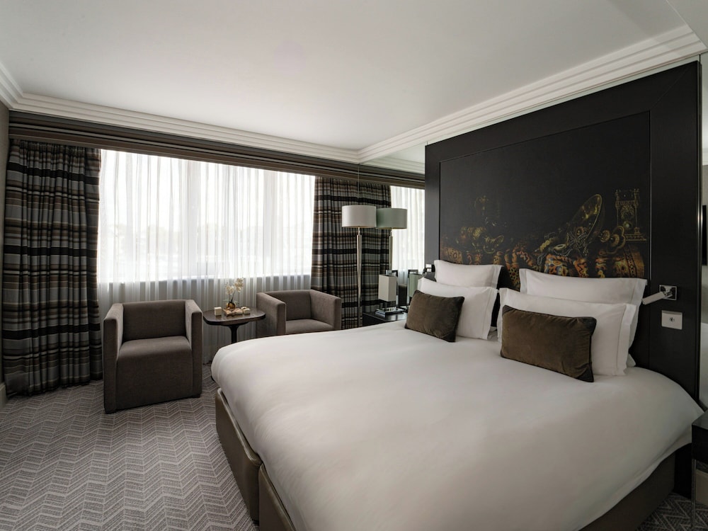 EXECUTIVE, SUITE