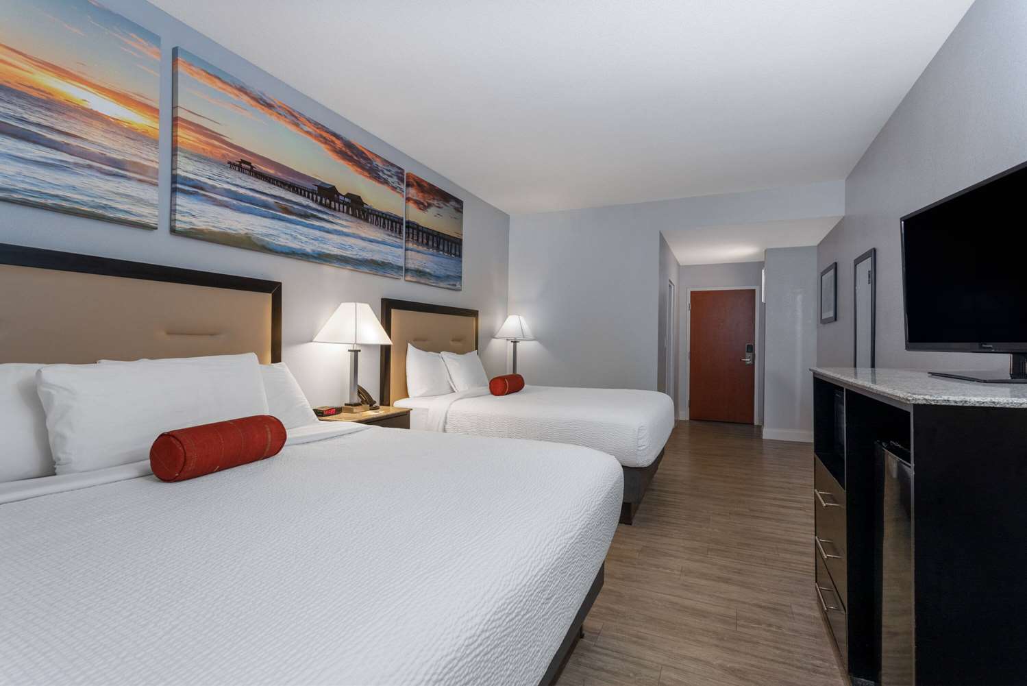 Days Inn & Suites by Wyndham Lakeland 29/85