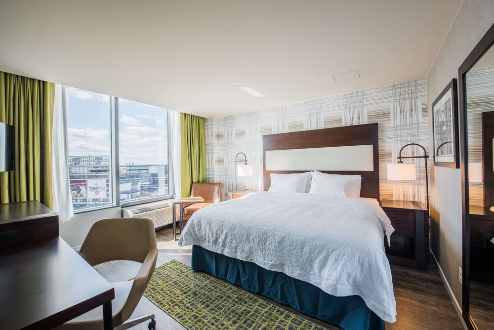 Hampton Inn and Suites Washington DC Navy Yard 16/55