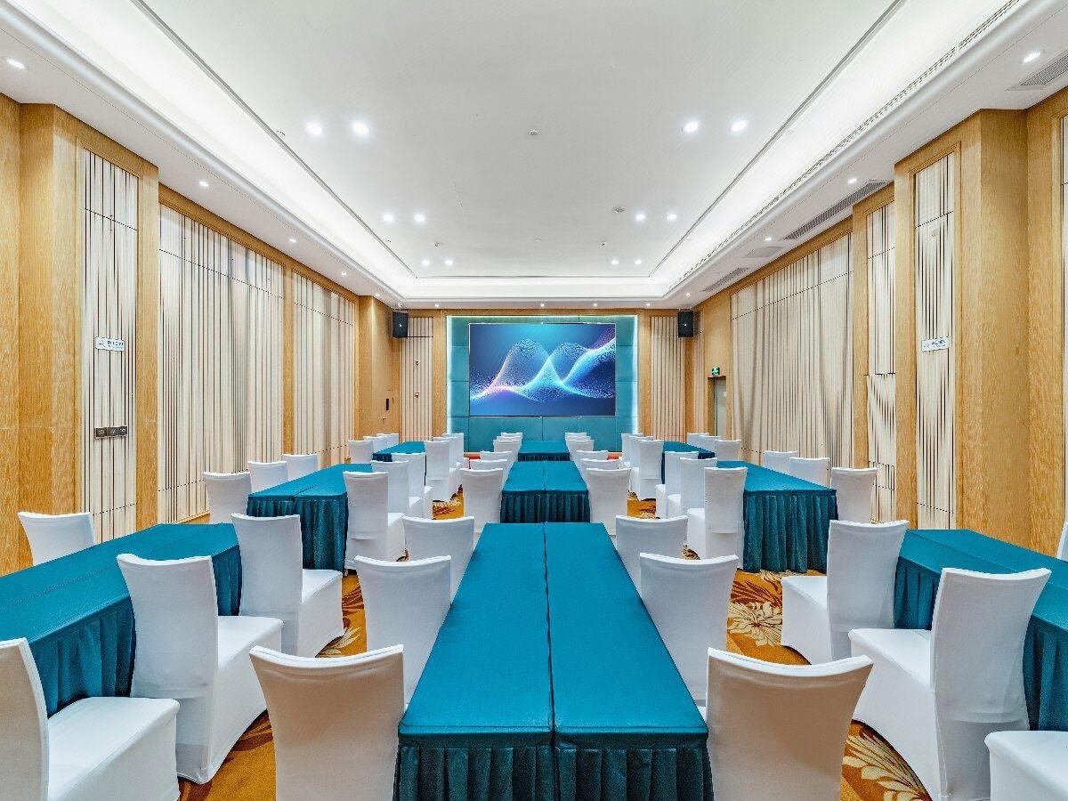 Vienna International Hotel (South Gate of Shenzhen International Convention and Exhibition Center) 34/39