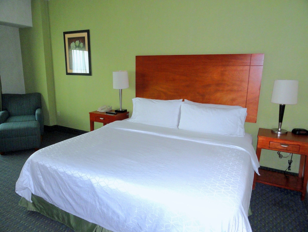 Holiday Inn Express Hotel and Suites Toluca Zona Aeropuerto 24/72