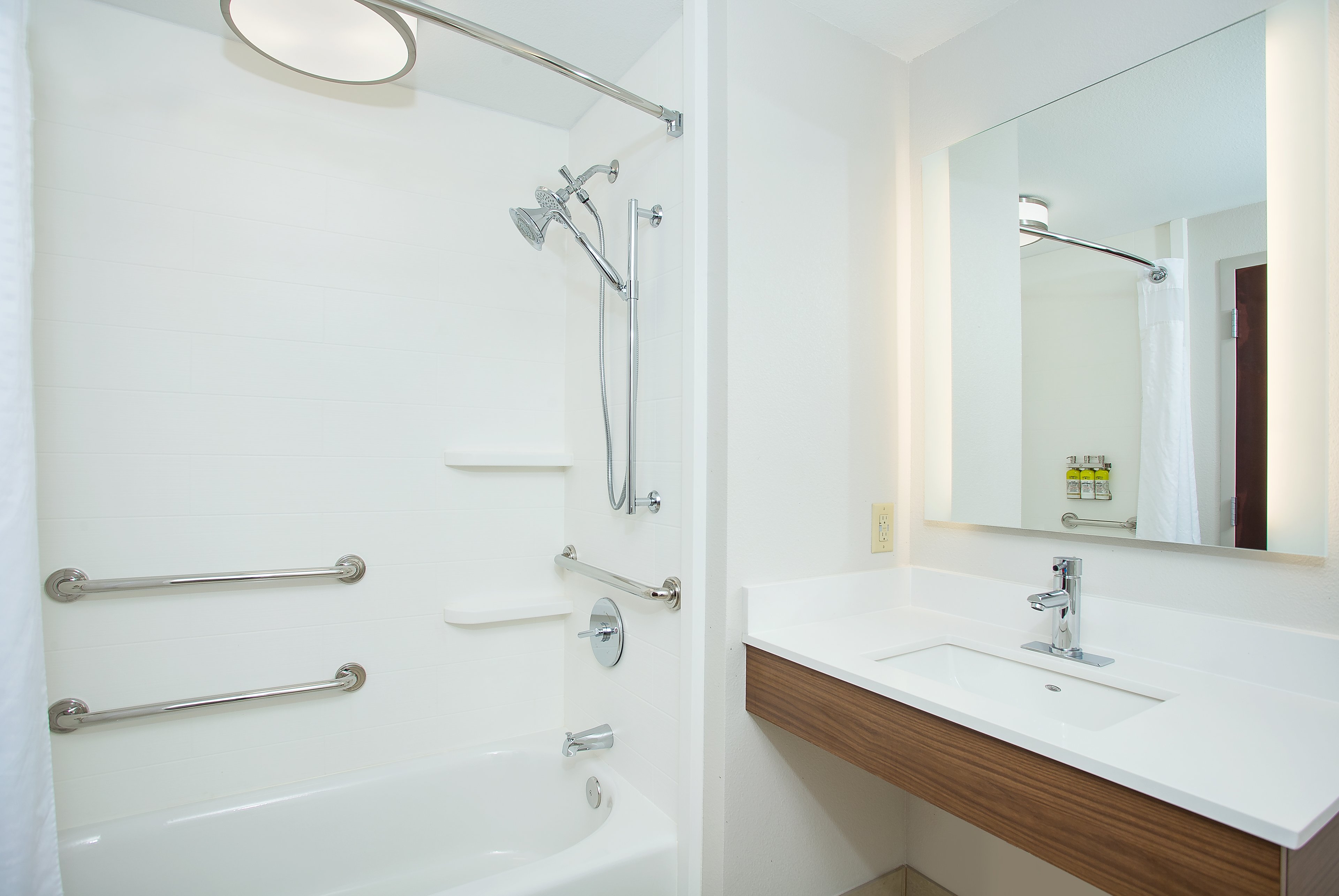 غرفة بسرير كينج لذوي الإعاقة، Holiday Inn Express Hotel And Suites Lebanon 2/2