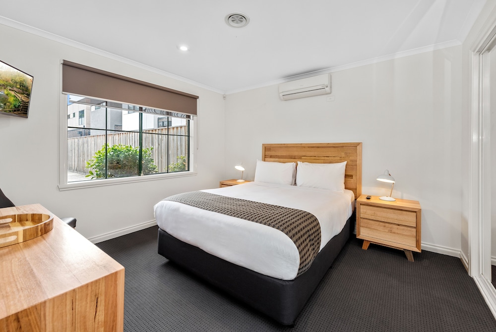 Fawkner Suites Serviced Apartments 27/64