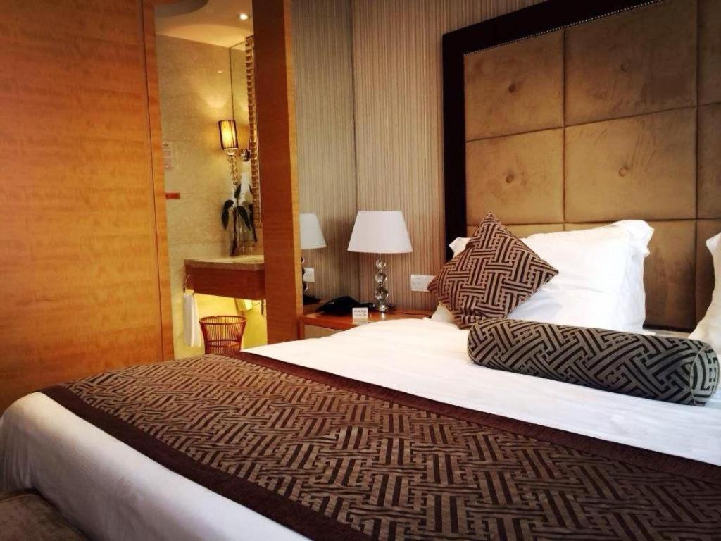 Xinhua Jianguo Hotel 22/48