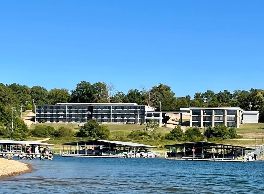 Lake Norfork Inn 38/50