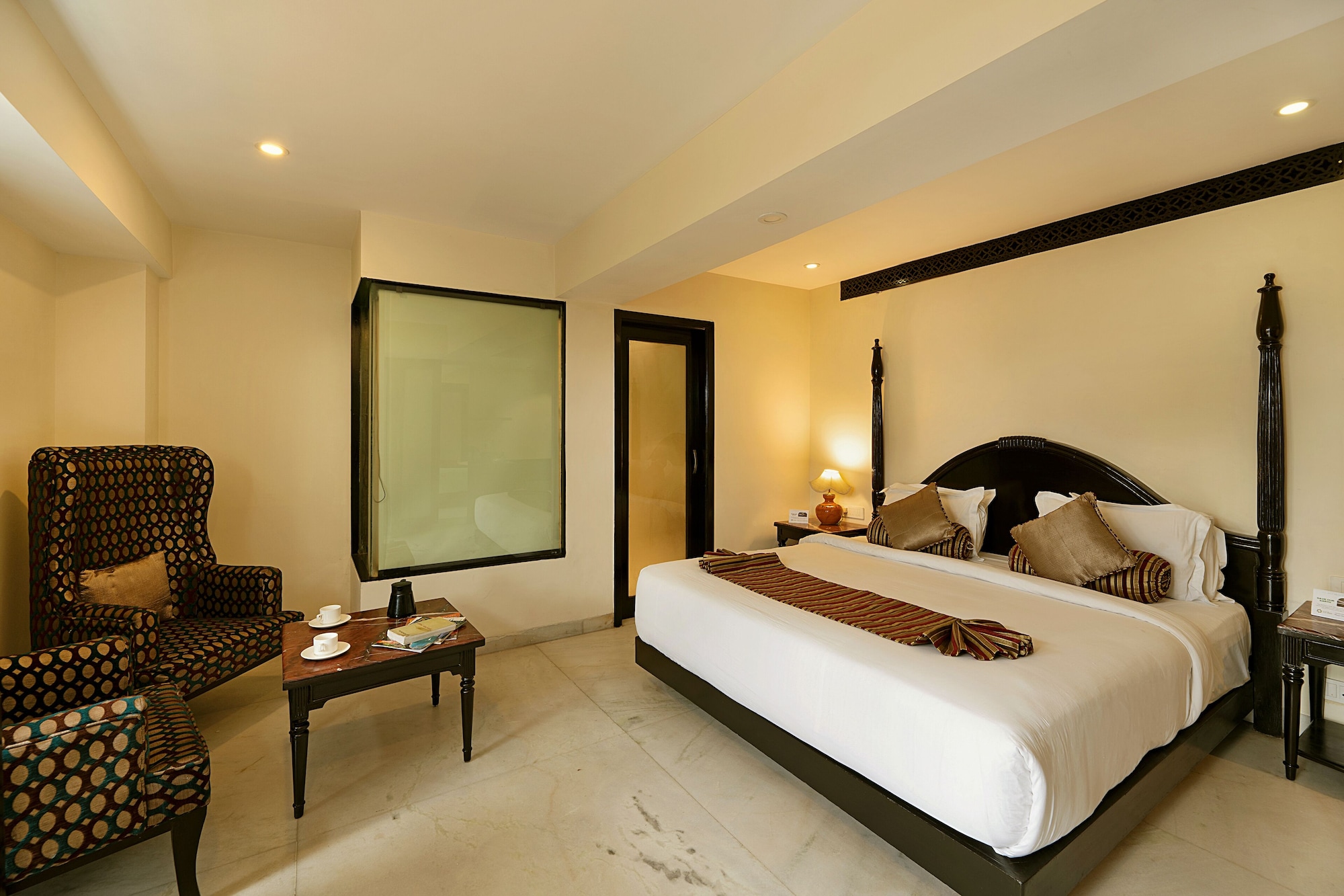 DELUXE, KING BED, BATHTUB