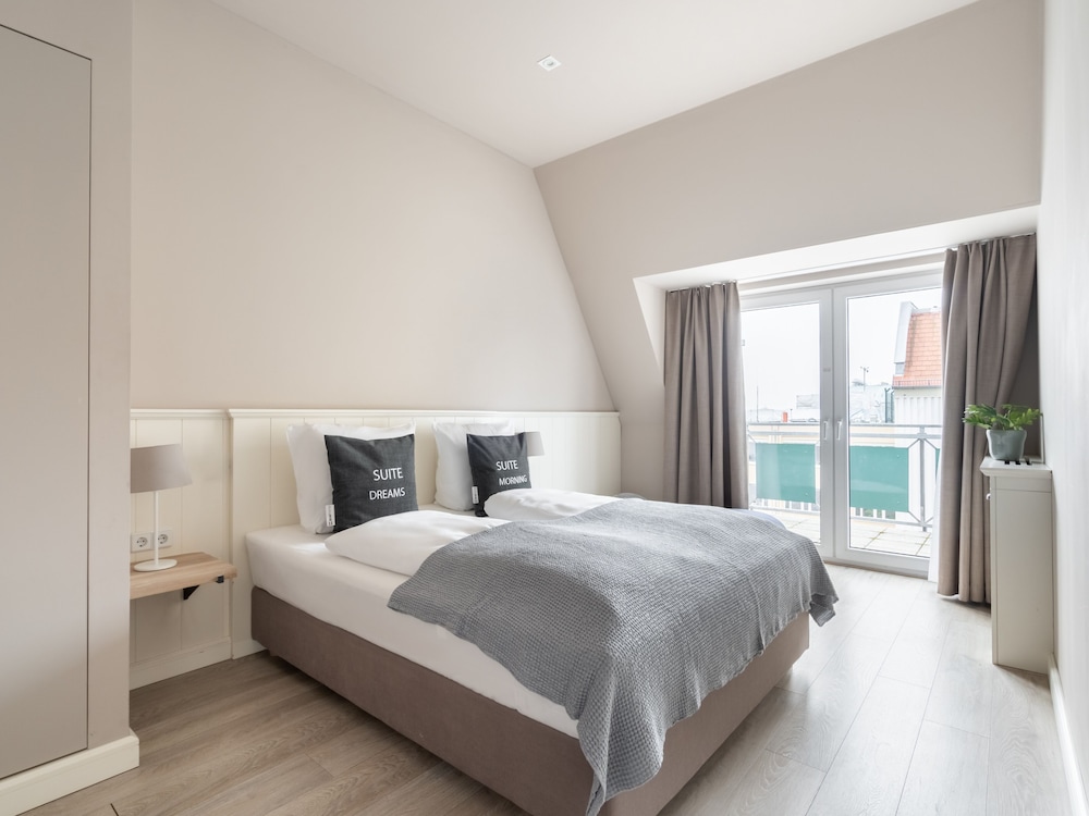 2 BEDROOMS, SUITE