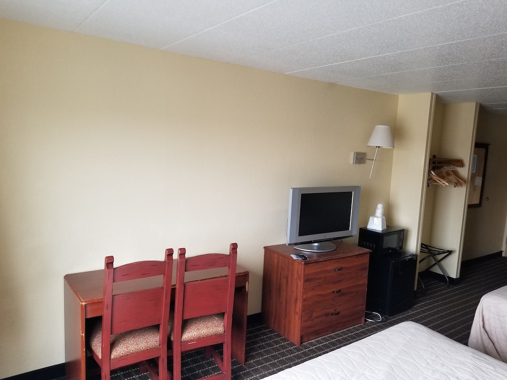 OYO Travelodge by Wyndham Lansing IL 18/26