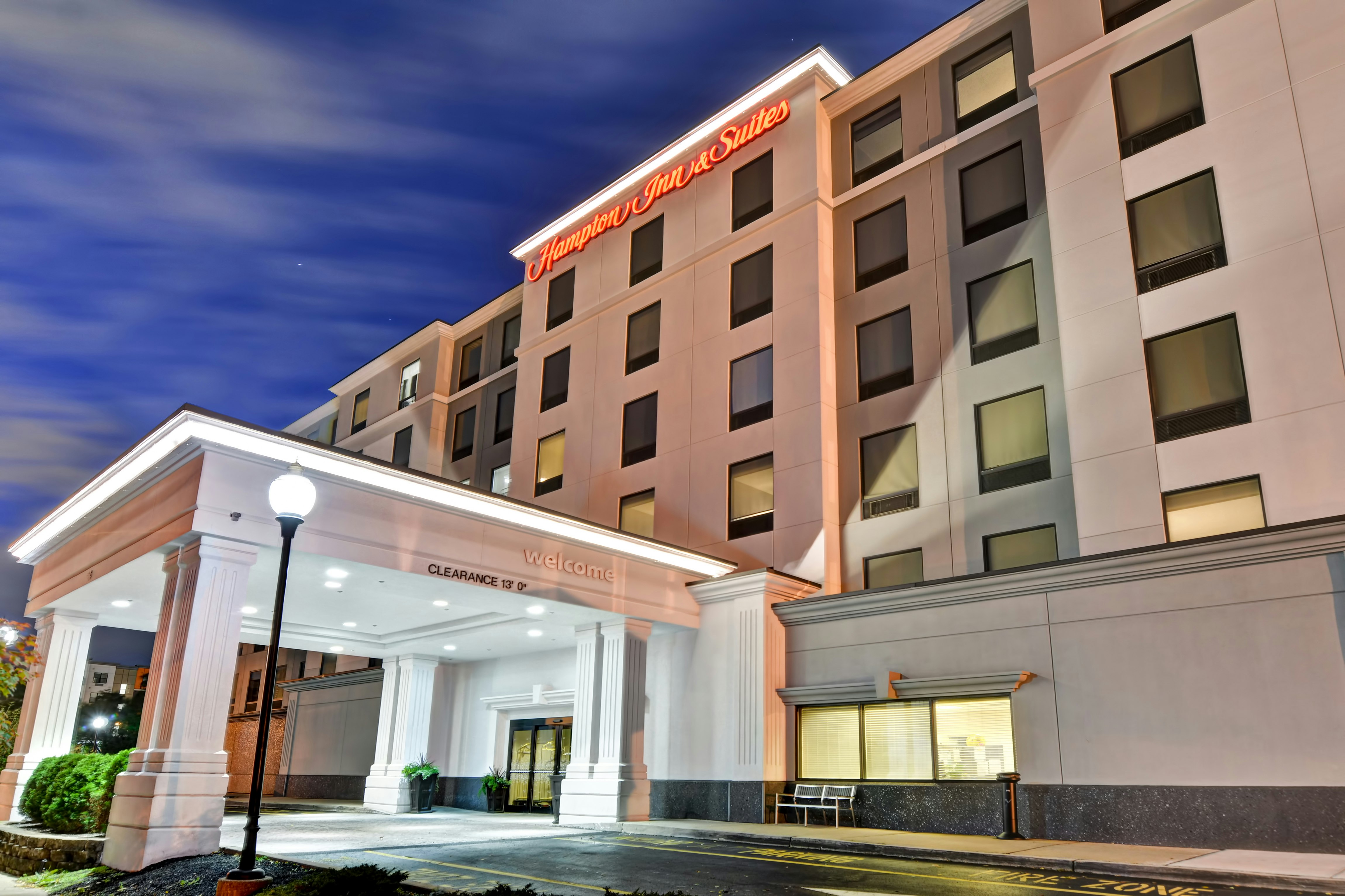 Hampton Inn Suites Newark Harrison Riverwalk 3/60