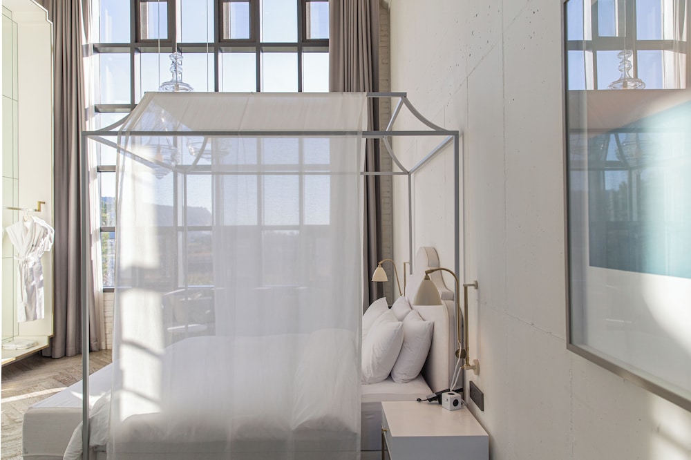 Loft, Ladies, King Bed