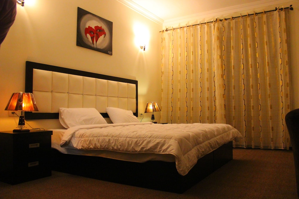2 Bedrooms, Family Suite, Double and Twin Beds, City View
