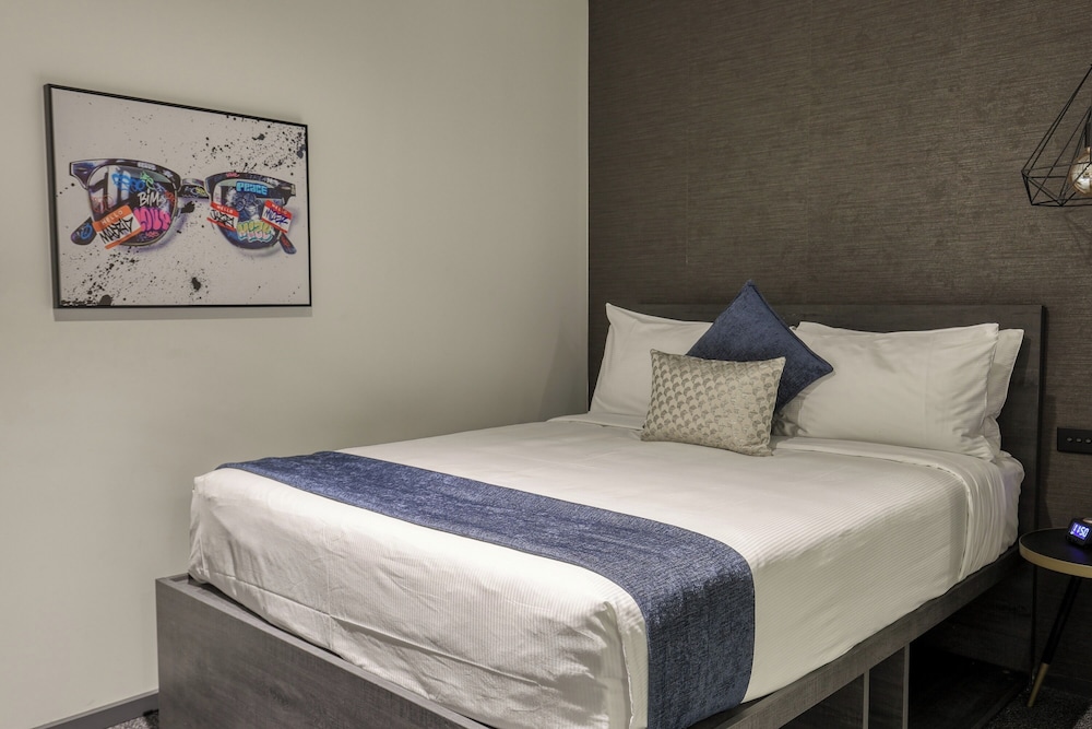 Room, Queen Bed, No Window