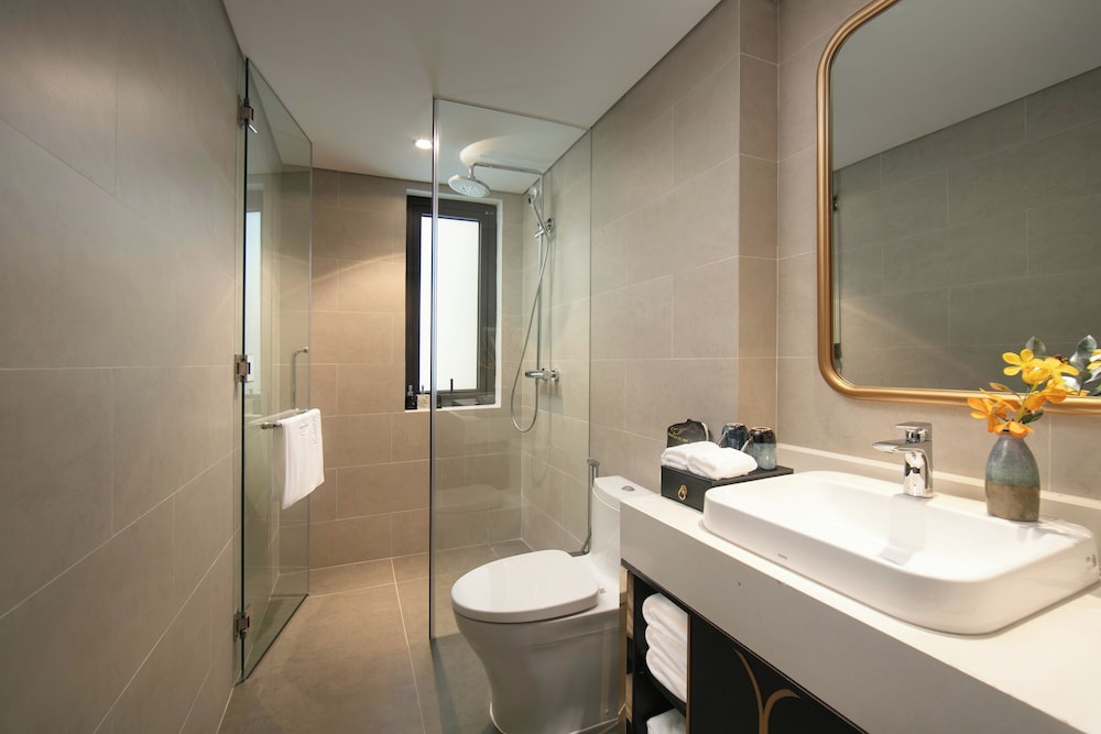 Le Premier Hotel & Rooftop Bar 49/50