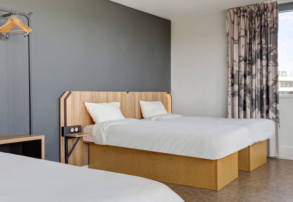 غرفة رباعية بسرير مزدوج وسريرين منفصلين، B&B Hotel Reims Bezannes 3/3