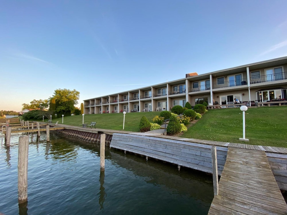 Fleetwood Inn Suites 6/51