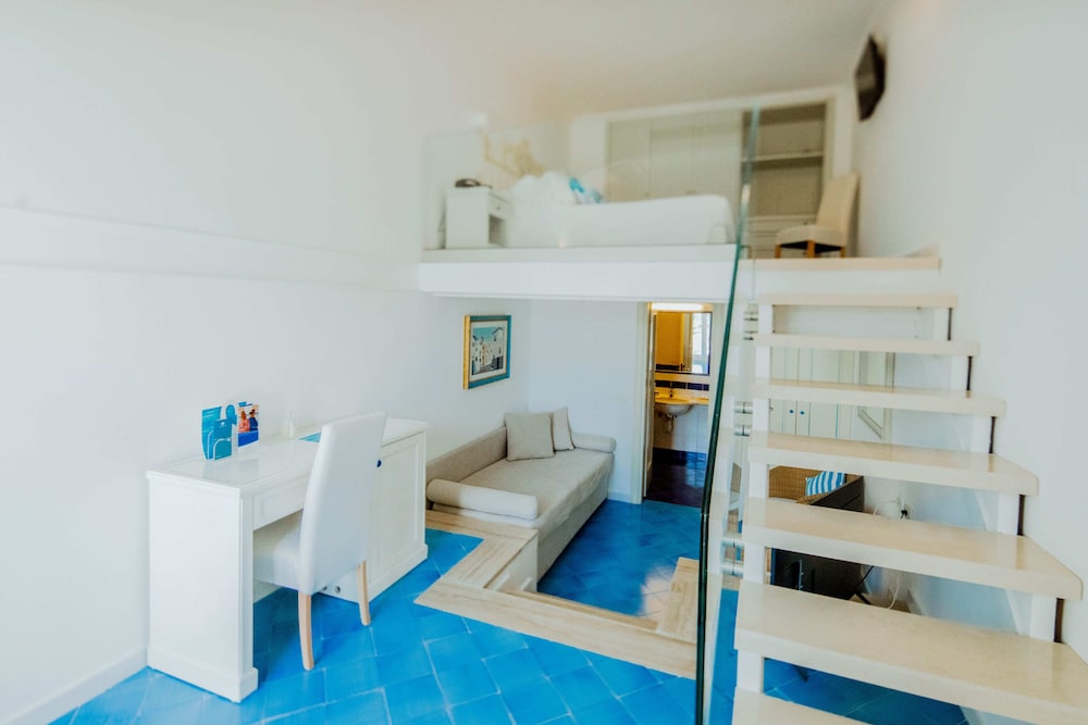 Junior Suite, Double Bed, Garden View, Continental Mare 7/10