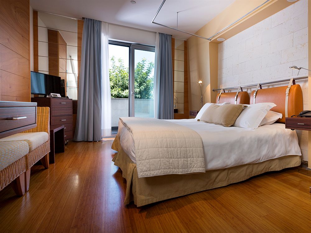 Room, Double Bed, Lateral Side Sea View