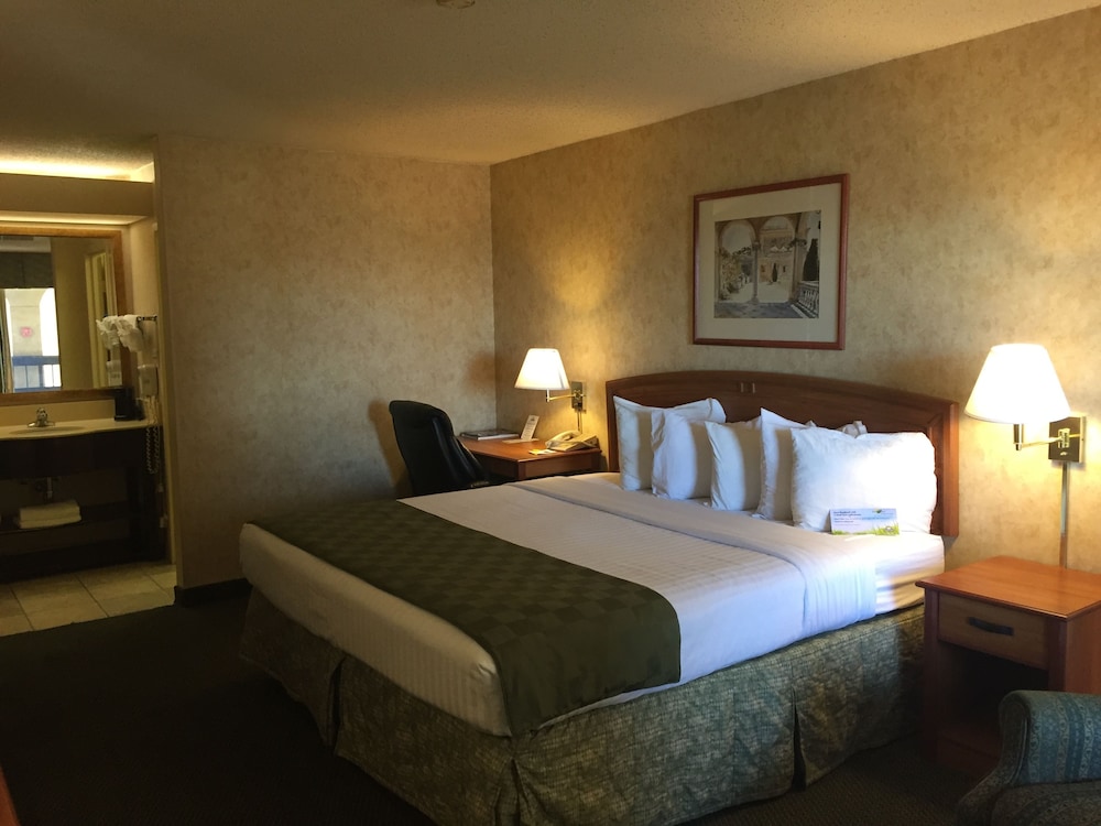 Days Inn & Suites By Wyndham Albuquerque North 6/30