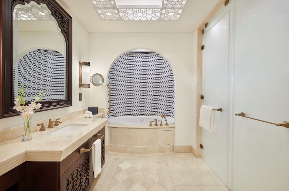 Hilton Salwa Beach Resort & Villas 10/82