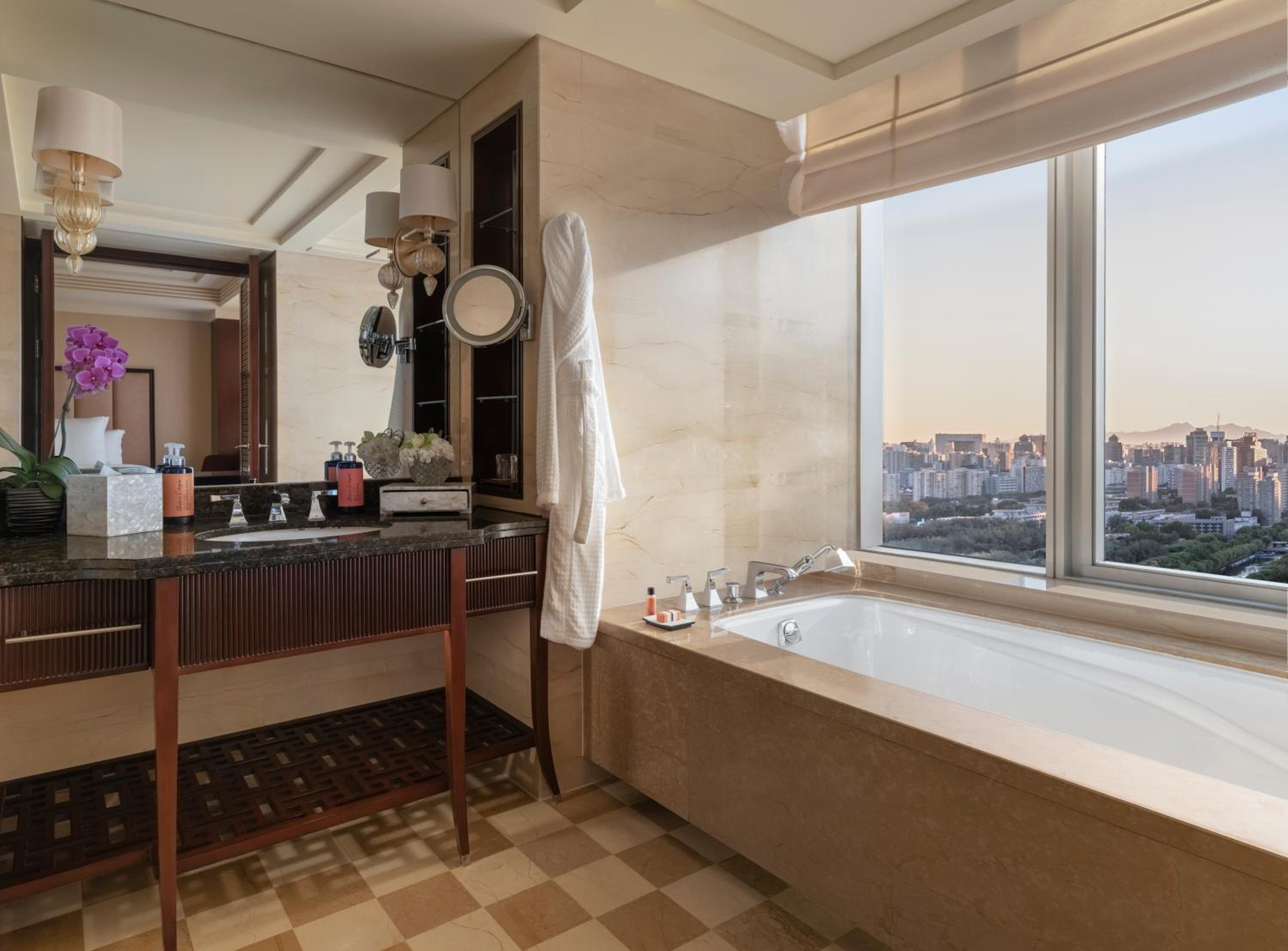 غرفة كلوب بسرير كينج وسرير كوين بإطلالة على النهر، Four Seasons Hotel Beijing 2/3