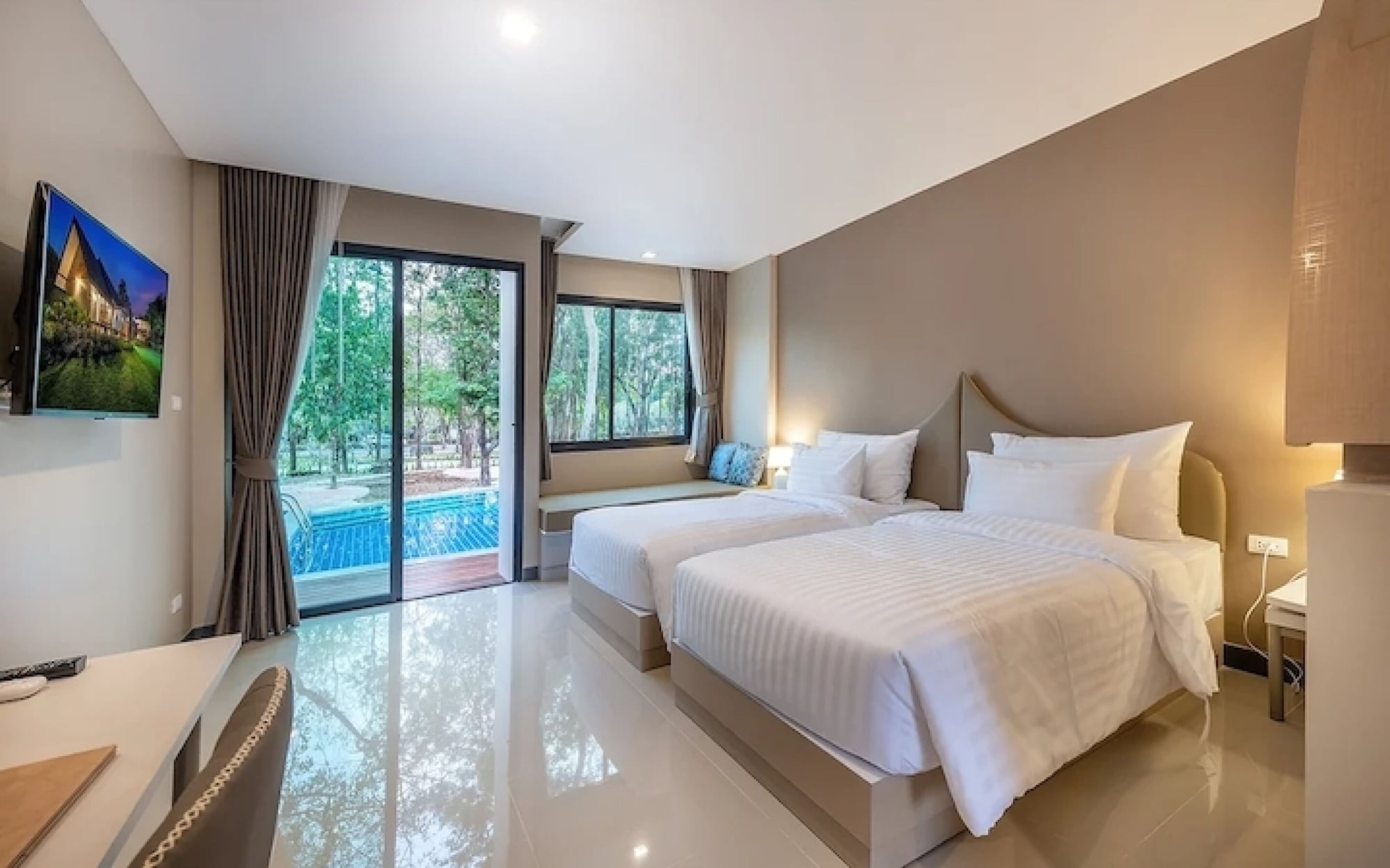 Deluxe, King Bed, Pool Access