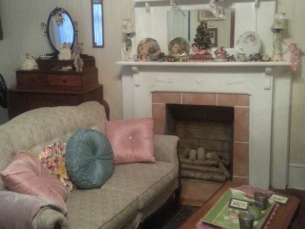 Holly House of Hamilton 20/34