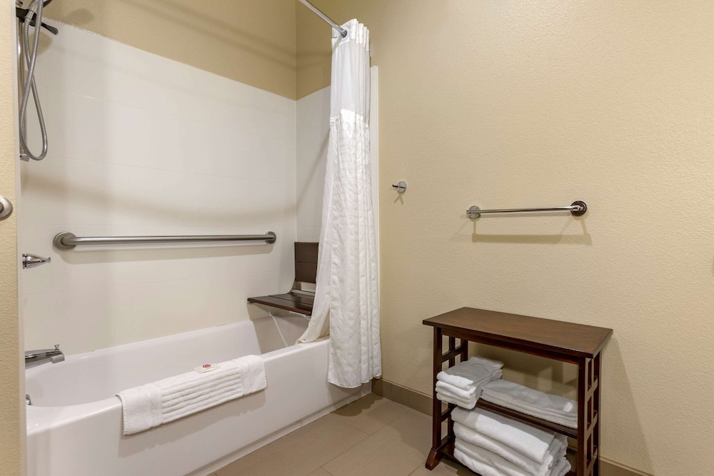 COMFORT INN & SUITES NEAR MT. RUSHMORE 7/34