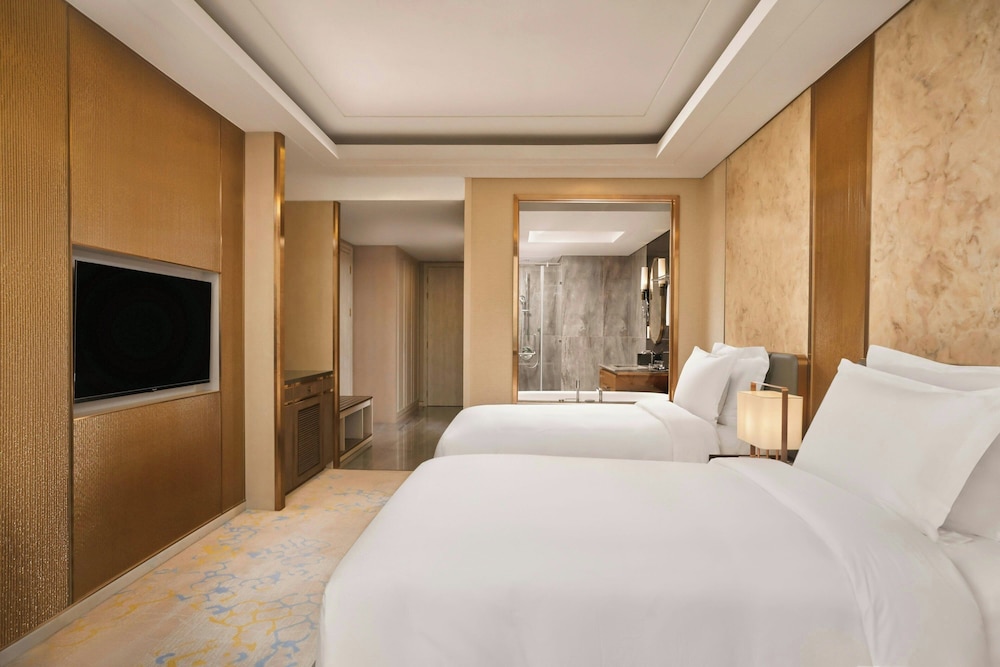 CLUB, TWIN BEDS, SKY VIEW