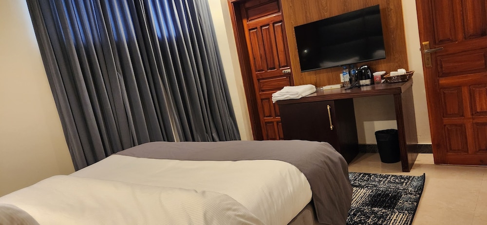جناح عائلي بسريرين كينج مع أريكة