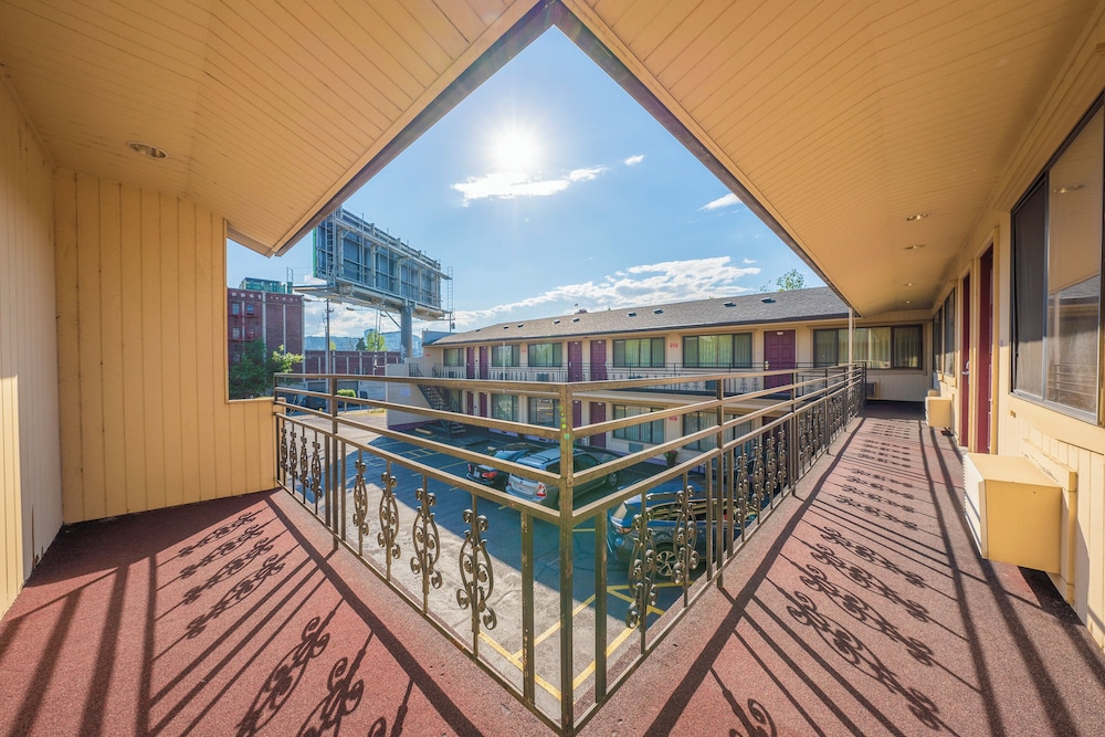 Econo Lodge Convention Center 2/39