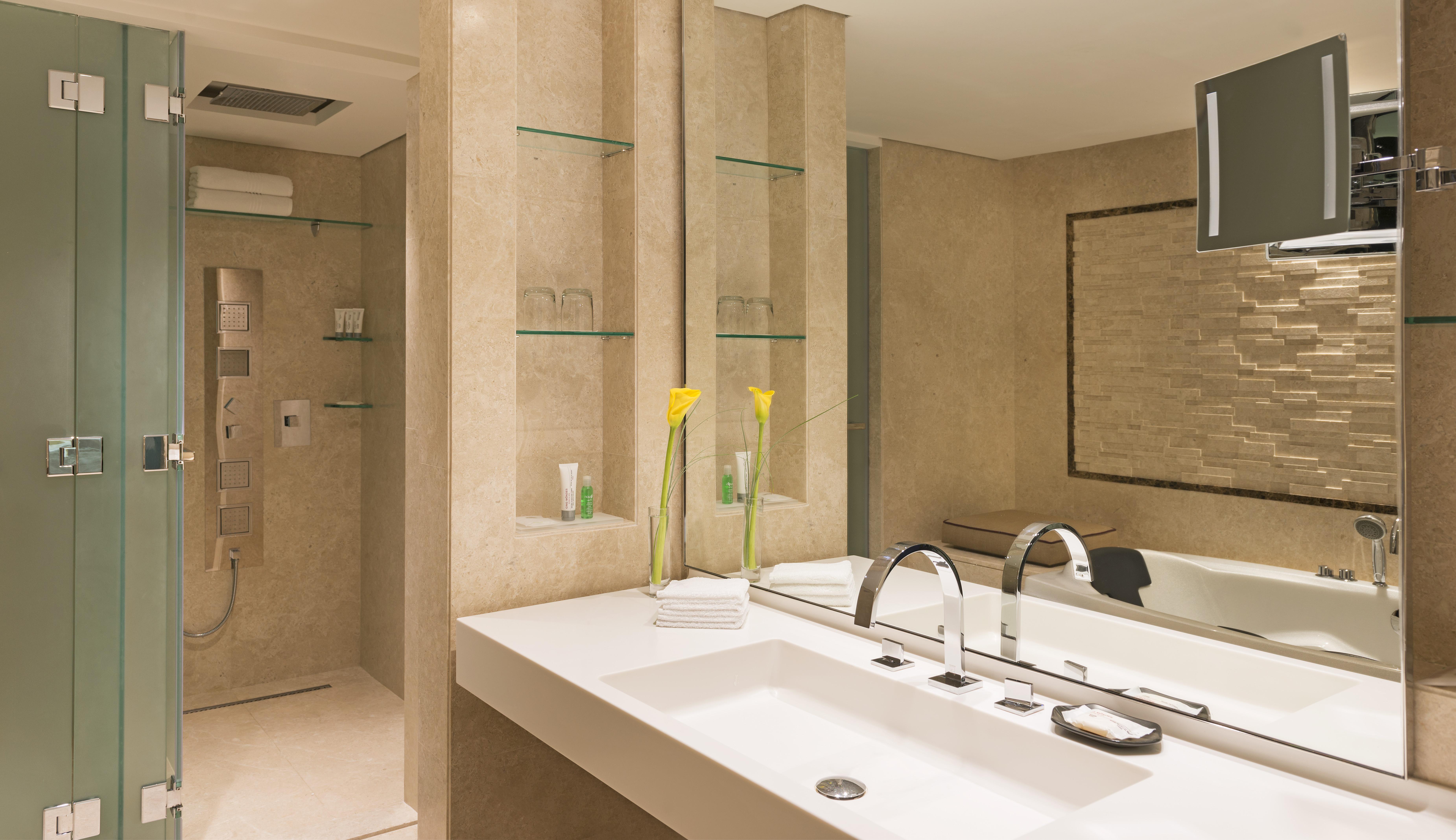 Le Royal Club Room, Le Meridien Dubai Hotel and Conference Centre 2/2