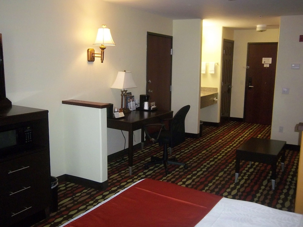 Best Western Greentree Inn & Suites 20/27
