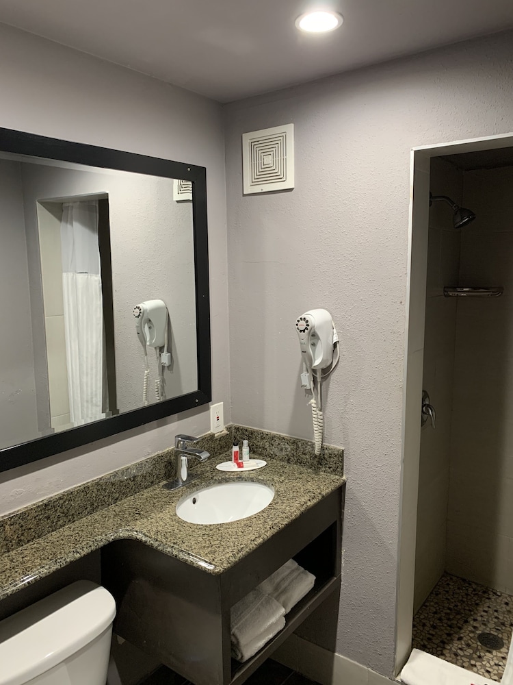 Skyways Hotel Los Angeles 14/22