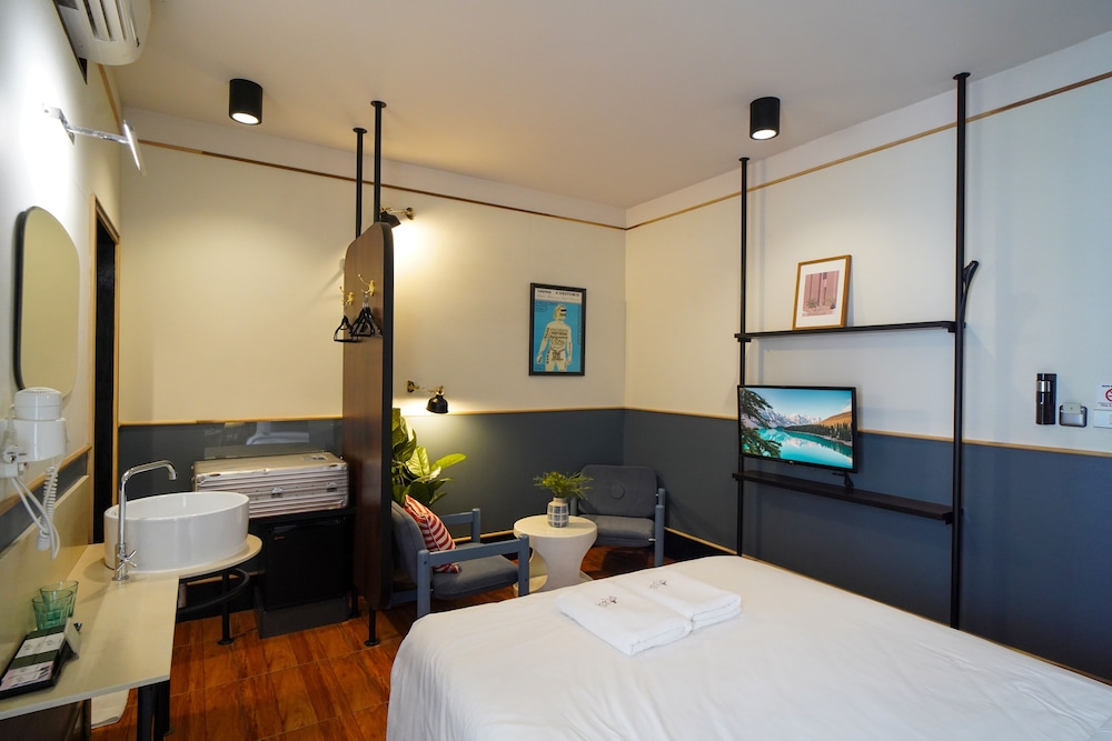 JOSH HOTEL 32/71