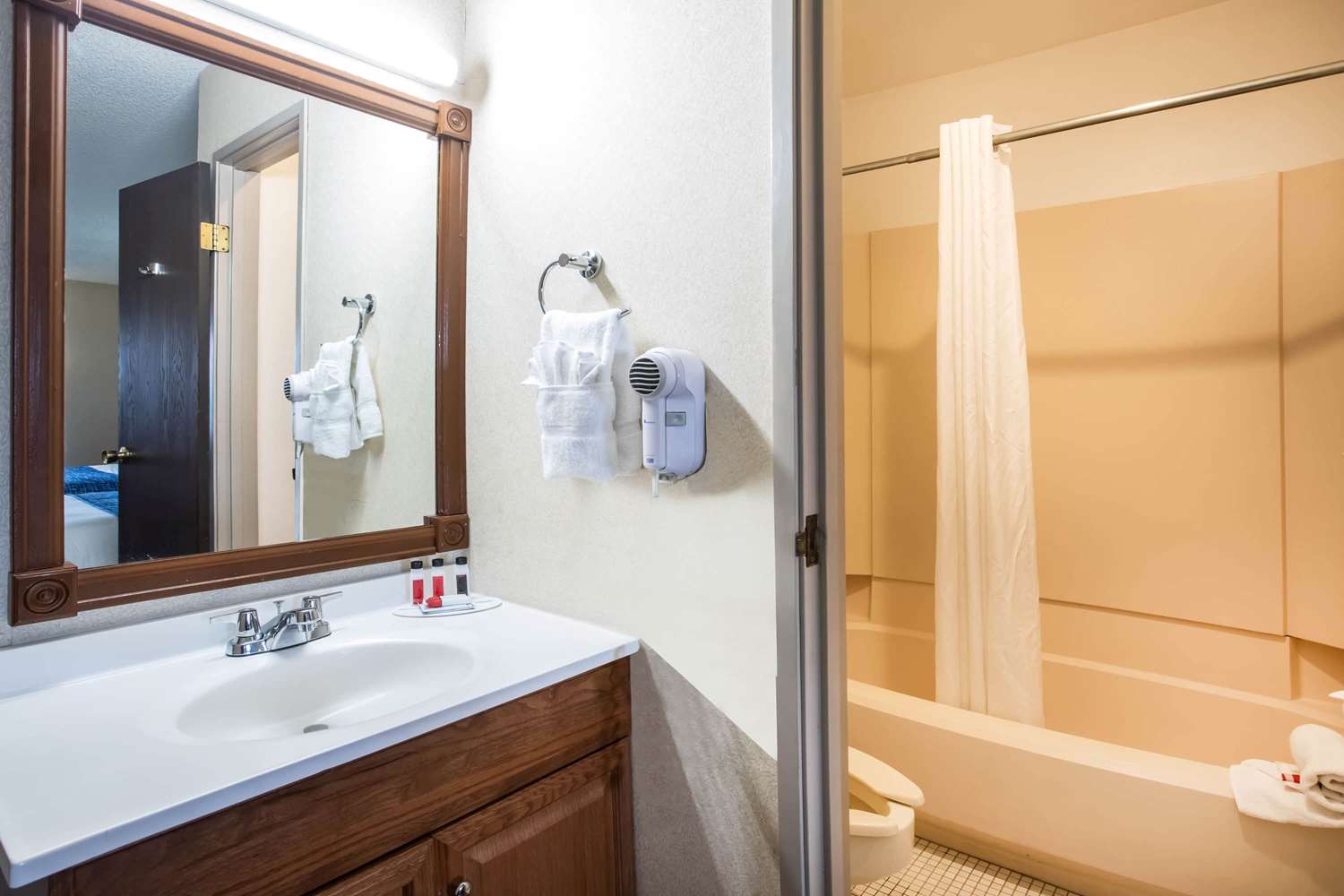 Travelodge by Wyndham Colorado Springs Airport/Peterson AFB 44/44