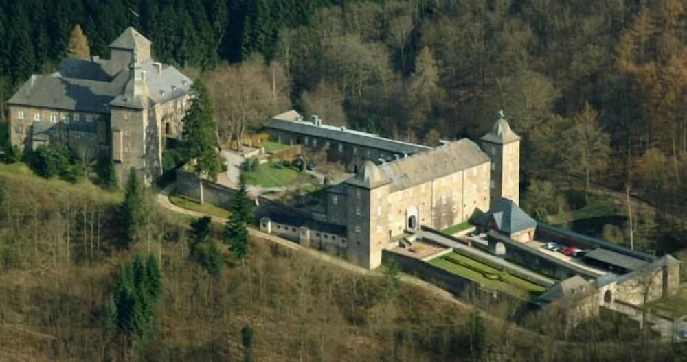 Hotel und Restaurant Burg Schnellenberg 46/54