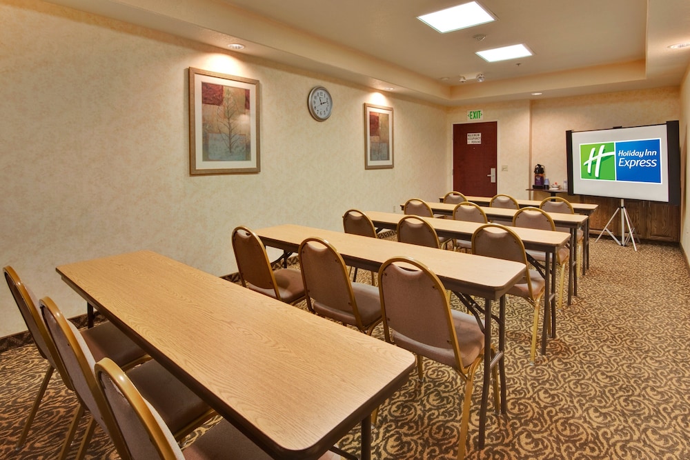 Holiday Inn Express Delano Hwy 99 44/49