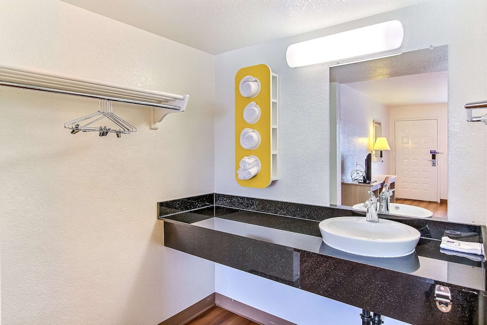 Motel6 Salinas, CA - North Monterey Area 38/41