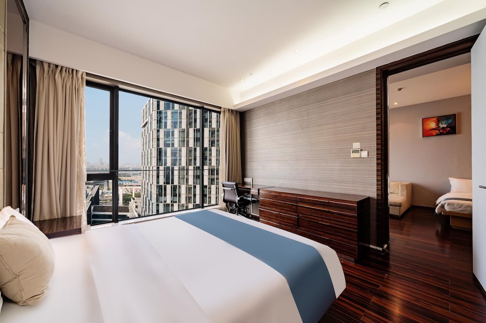 Estay Residence Poly World Trading Center 25/64