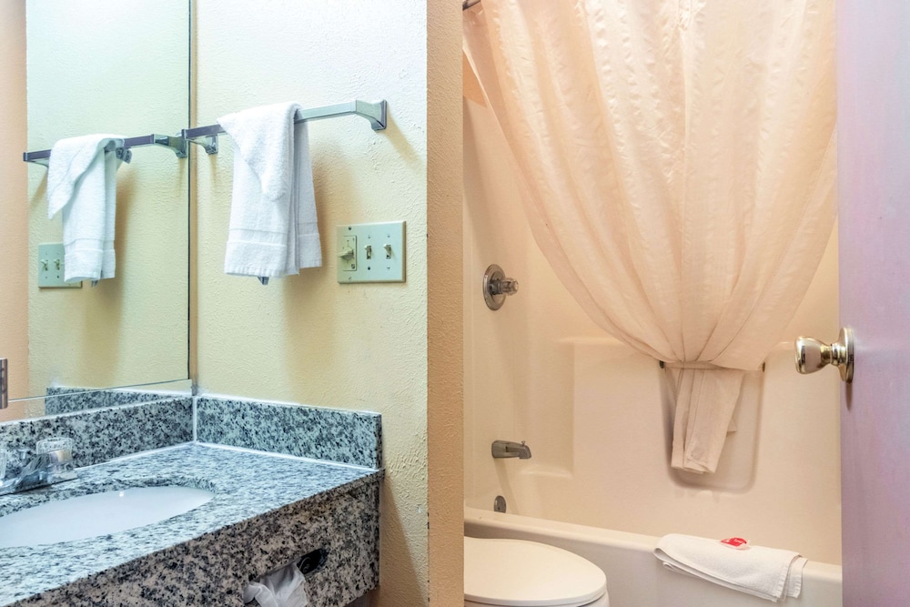 Econo Lodge Kent - Akron West 33/37