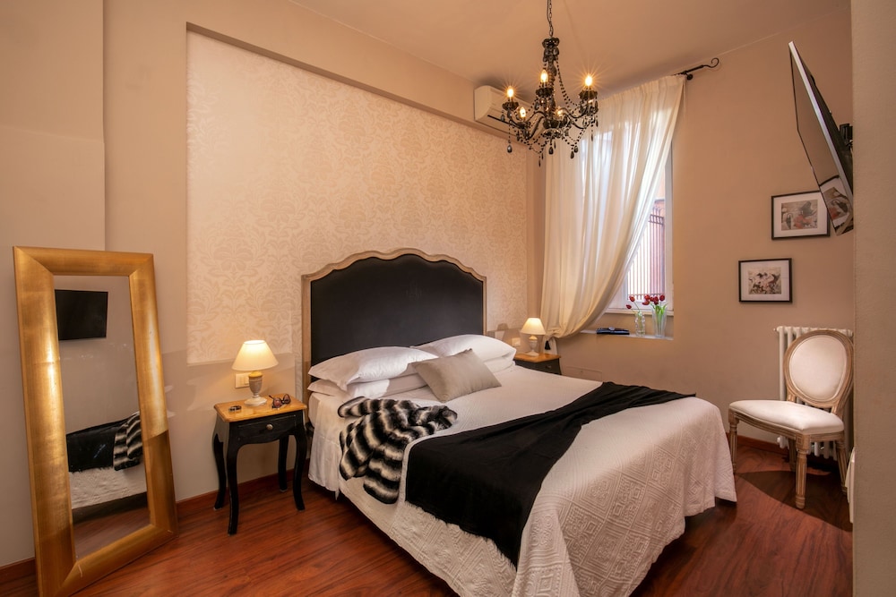 ROOM, QUEEN BED