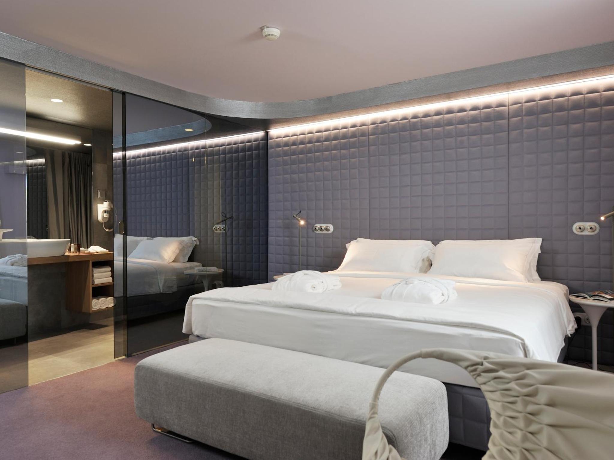 Deluxe, Double Bed, Partial River View