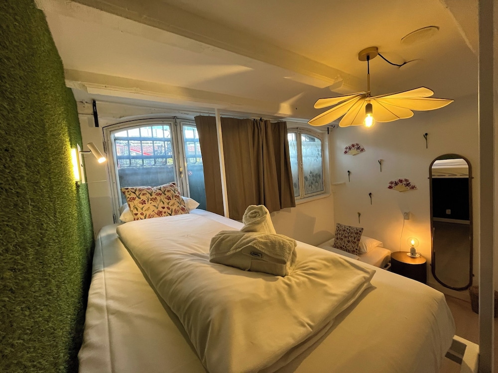 Private, Twin Beds