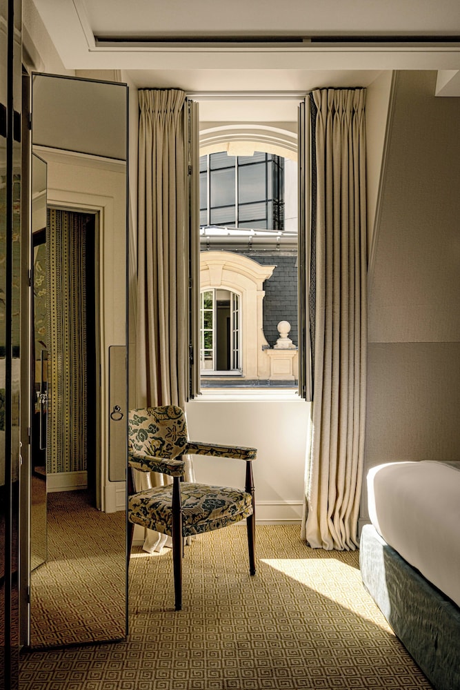 Pavilion, King Bed, Sofa