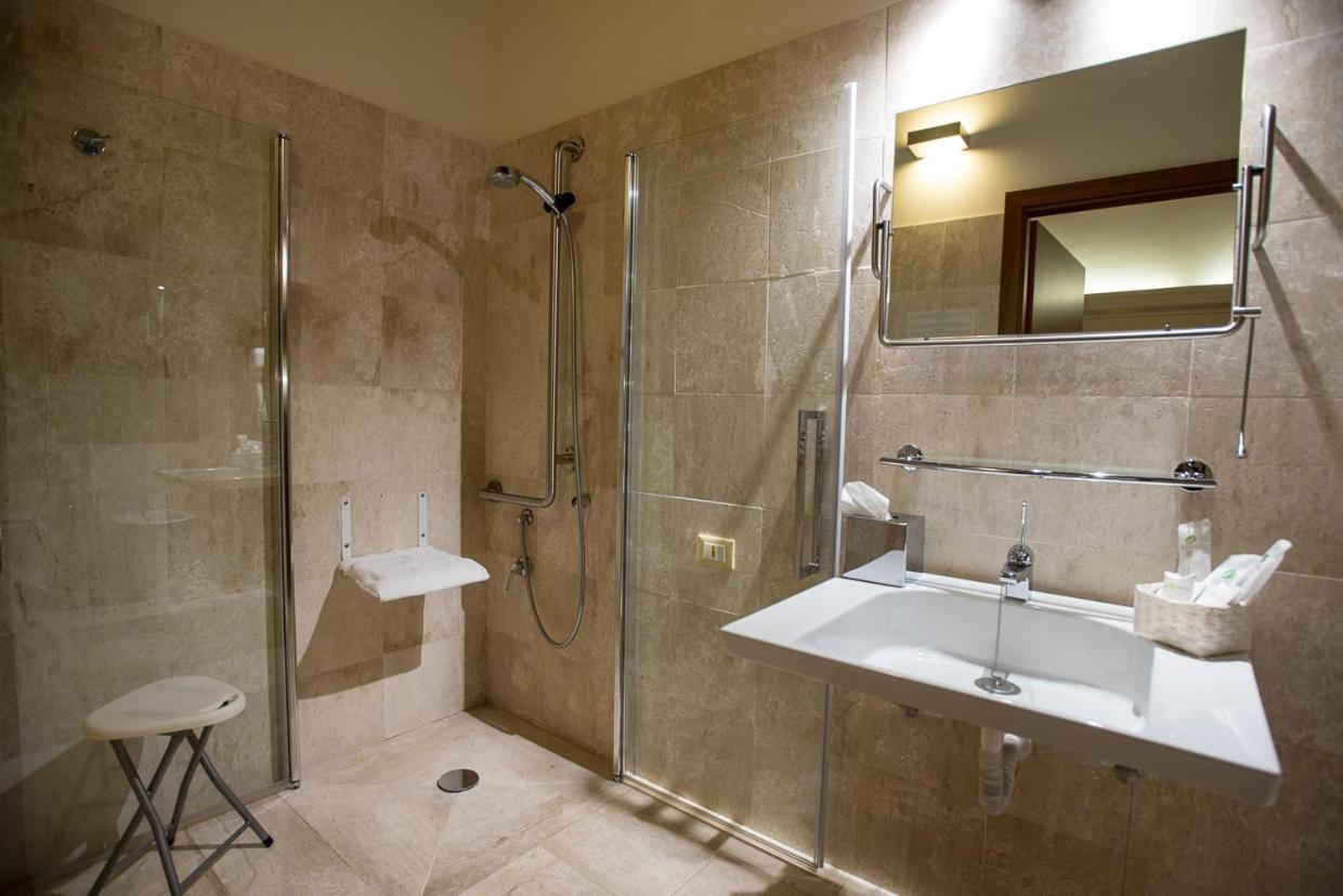 غرفة بسريرين منفصلين لذوي الإعاقة، Hotel Flora 4/5