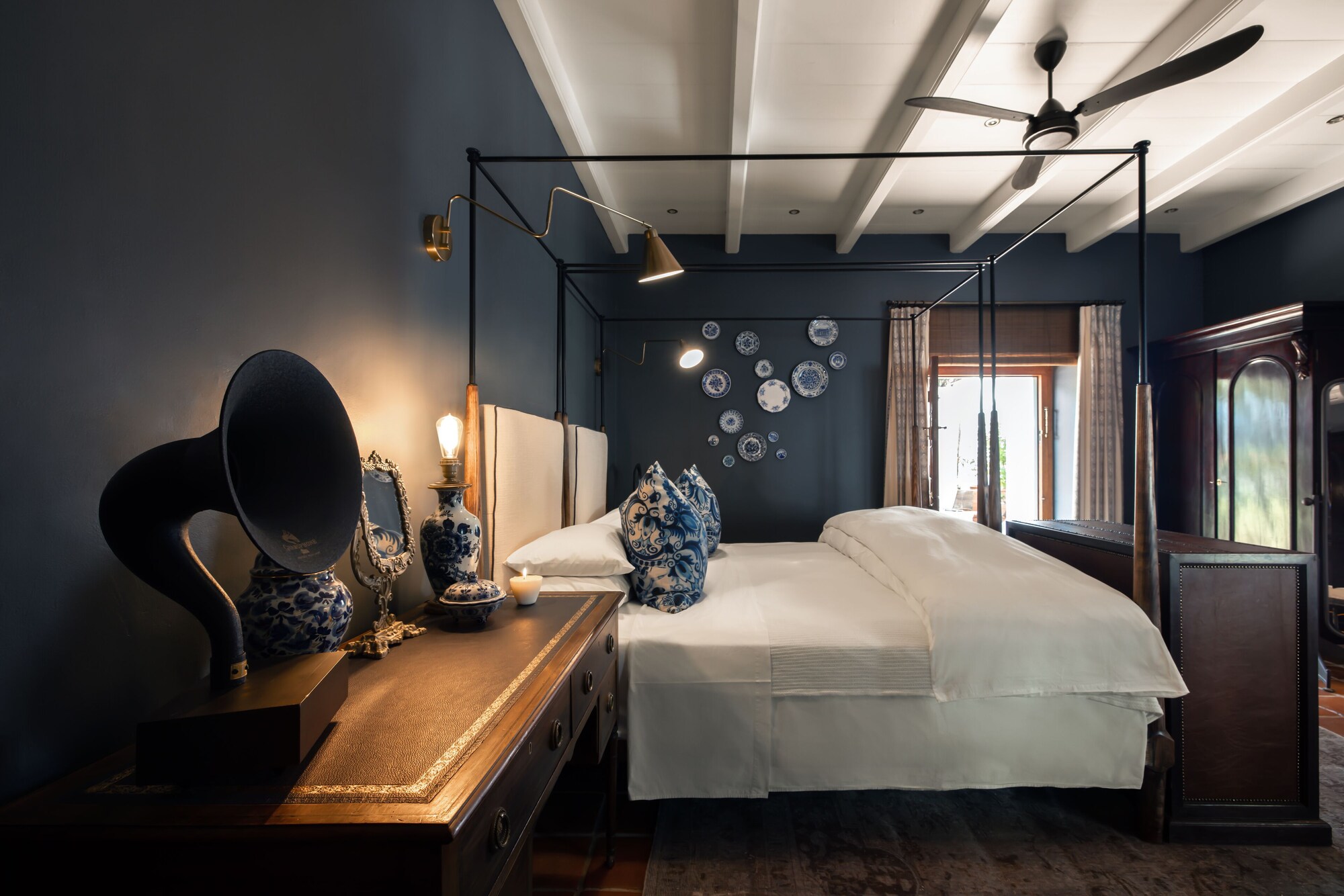 غرفة بسريرين منفصلين وسرير كينج