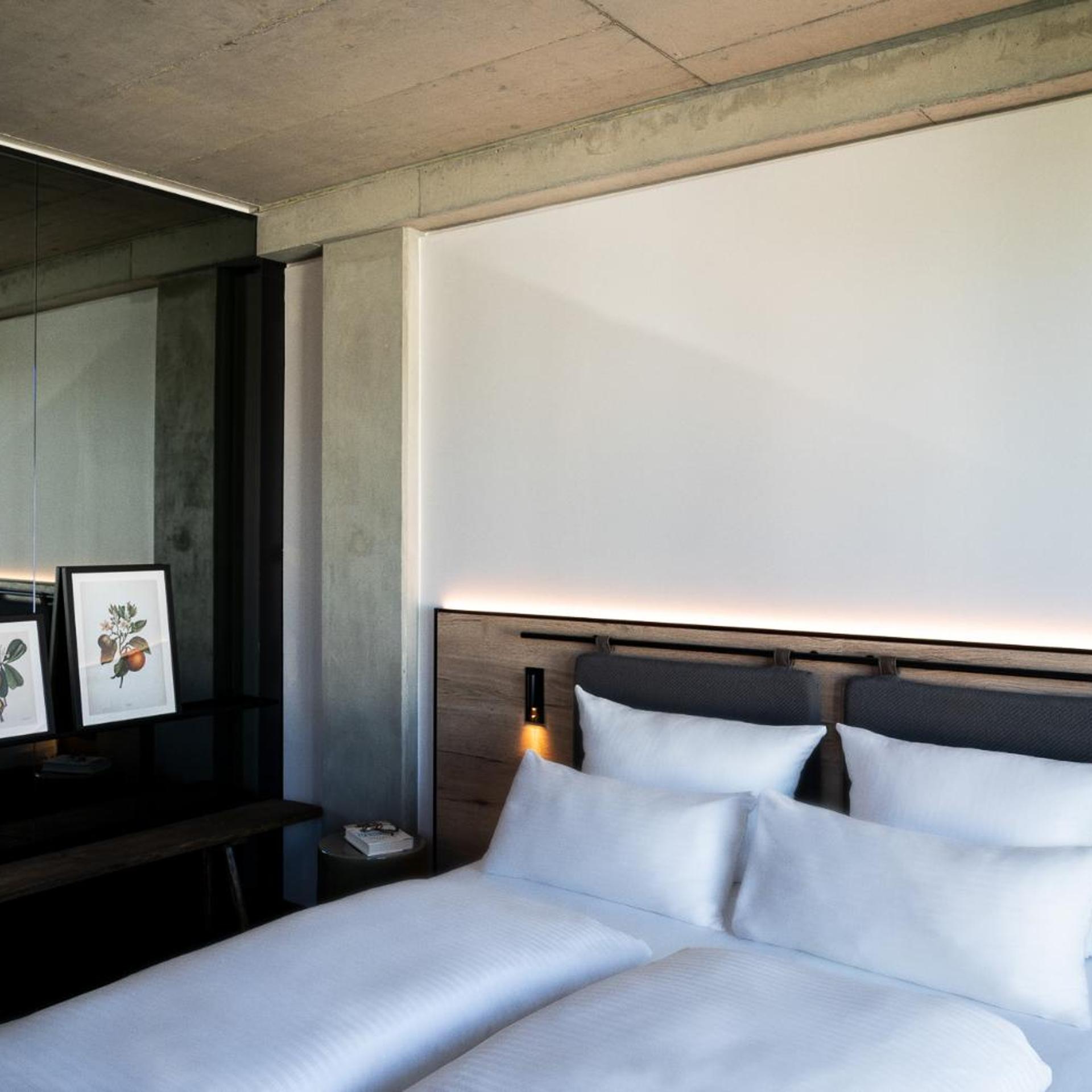 DELUXE, DOUBLE BED