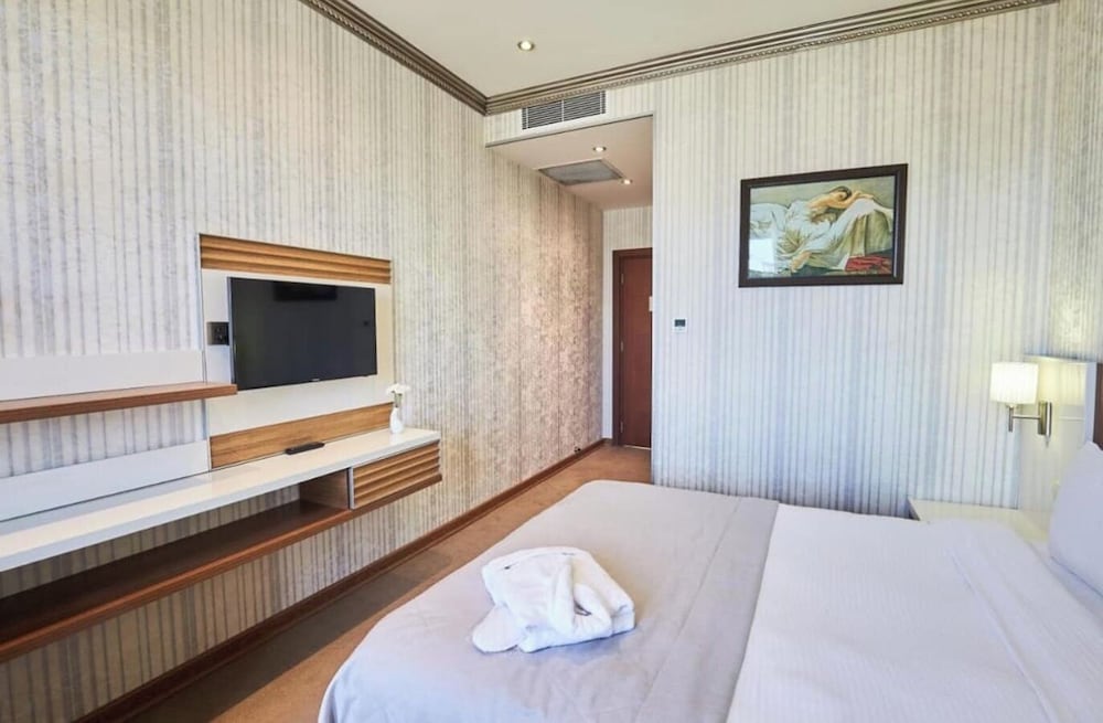 Boulevard Side Hotel 37/73